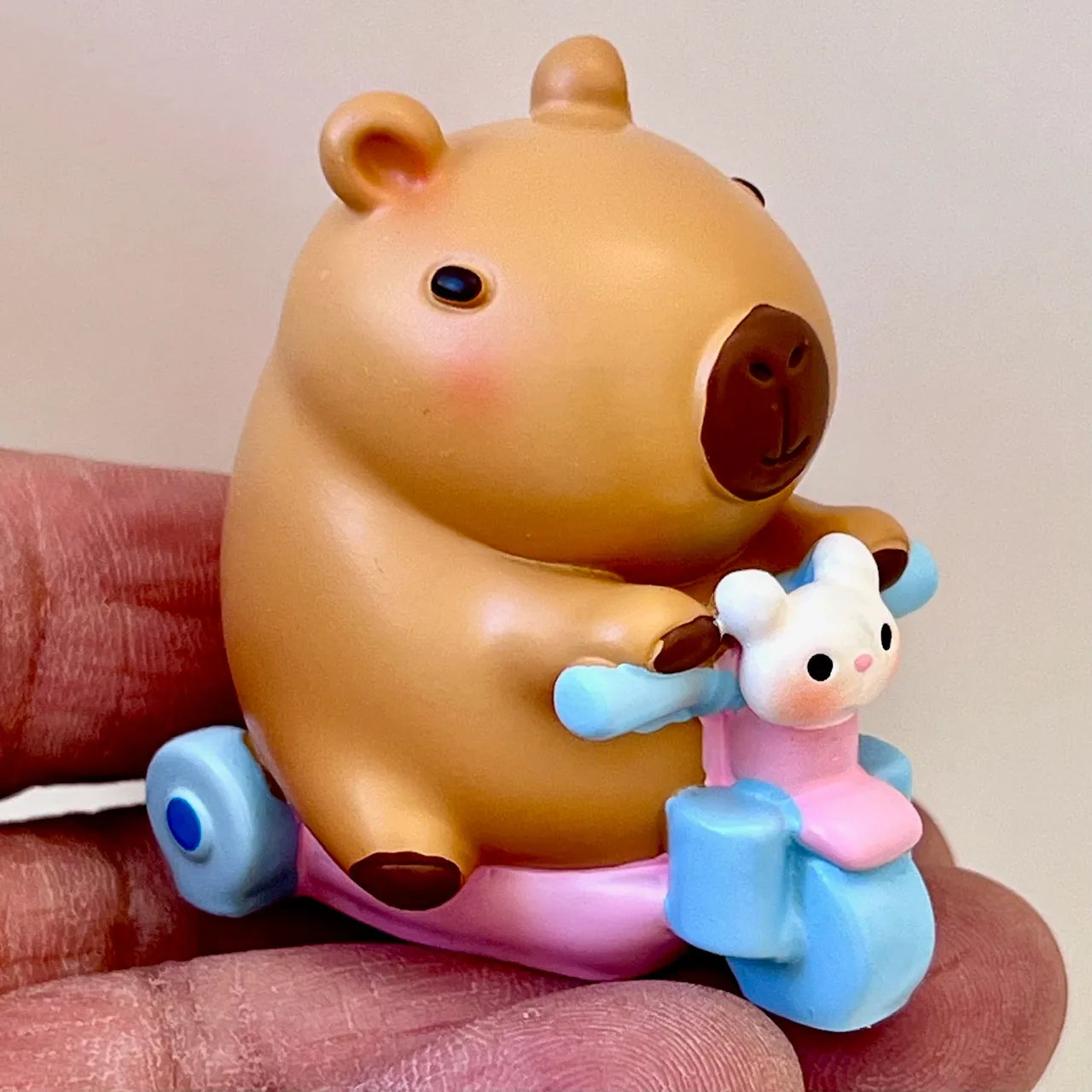 71022 CAPYBARA FAMILY FIGURINE BLIND BOX-8