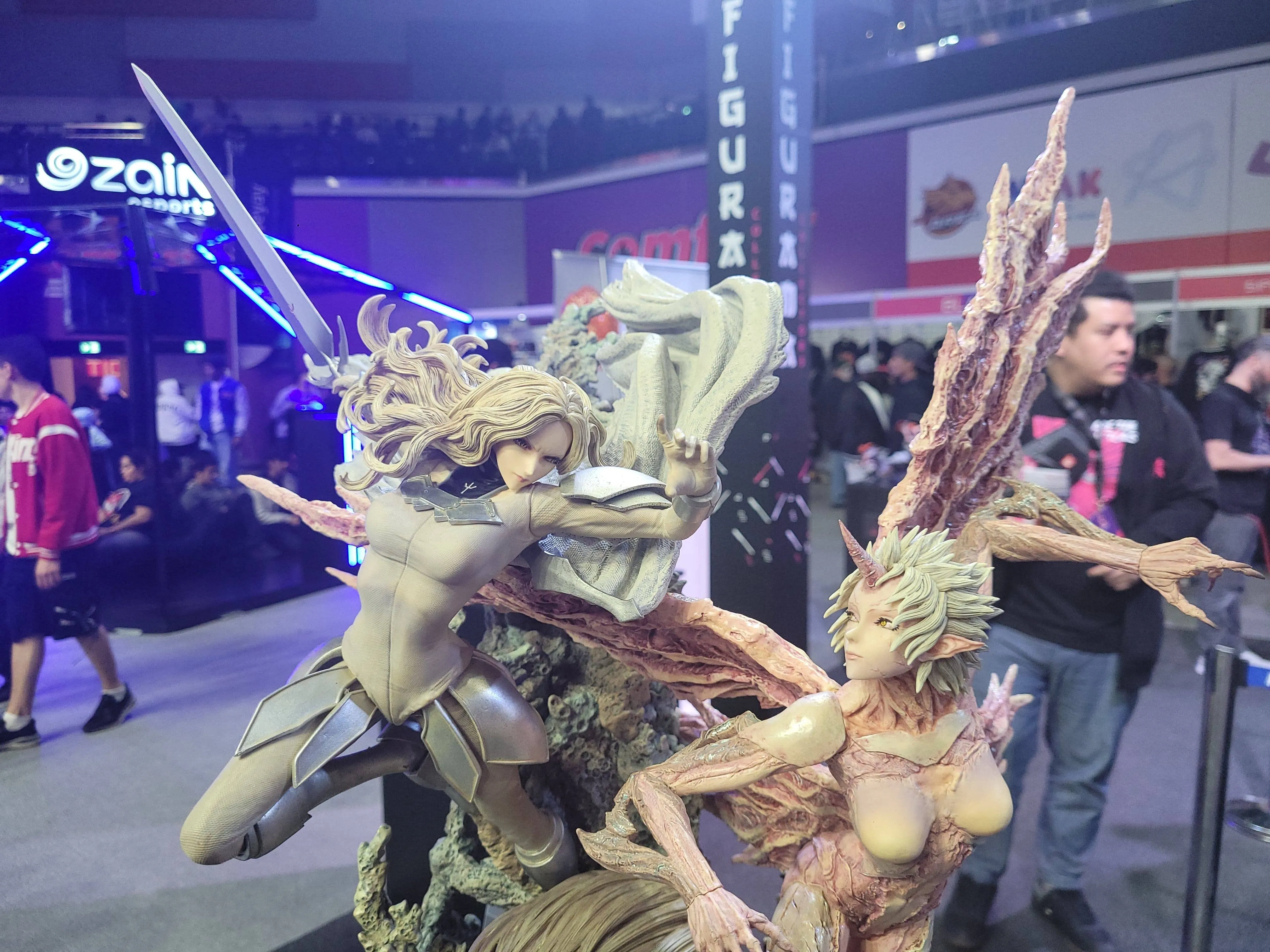 Claymore- Teresa vs Priscilla Elite Exclusive Statue